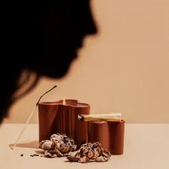 Tuoksukynttilä 11cm tuli|IITTALA Online